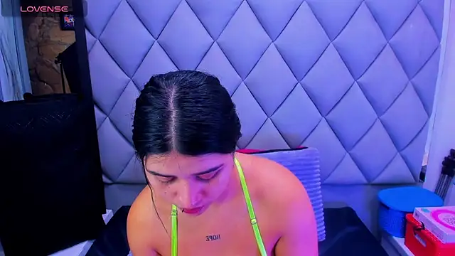 venusowen  online show from November 27, 2025, 12:40 pm