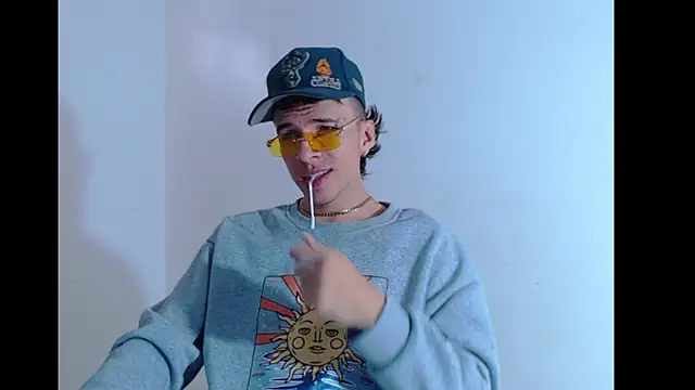 Snapshot of Keeny16 chatting on December 7, 2024, 7:43 pm Keeny16 online show from December 7, 2024, 7:43 pm