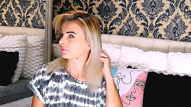 Snapshot of Aly_girl1 chatting on September 29, 2025, 8:30 am Aly girl1 online show from September 29, 2025, 8:30 am