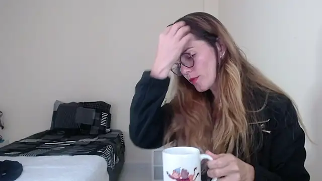 Snapshot of Hanny_24 chatting on January 3, 2025, 11:57 am Hanny 24 online show from January 3, 2025, 11:57 am