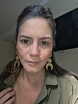 Snapshot of Hanny_24 chatting on February 9, 2026, 8:13 pm Hanny 24 online show from February 9, 2026, 8:13 pm