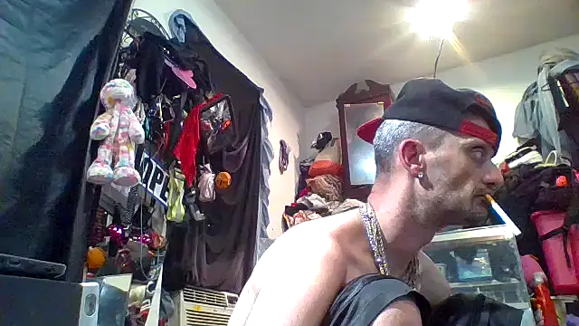 Snapshot of slinginbigD chatting on October 11, 2025, 3:28 am slinginbigD online show from October 11, 2025, 3:28 am