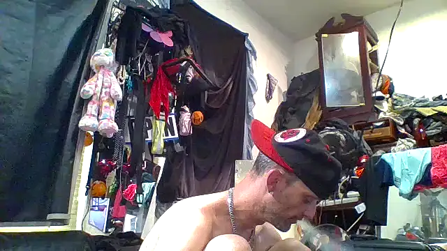 Snapshot of slinginbigD chatting on October 11, 2025, 7:01 pm slinginbigD online show from October 11, 2025, 7:01 pm