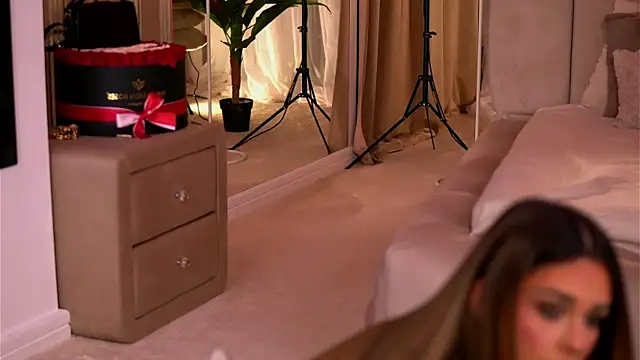 YasmineShaw online show from December 2, 2025, 11:56 pm