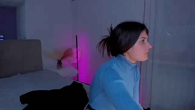 Laura Leee online show from March 18, 2025, 6:25 am