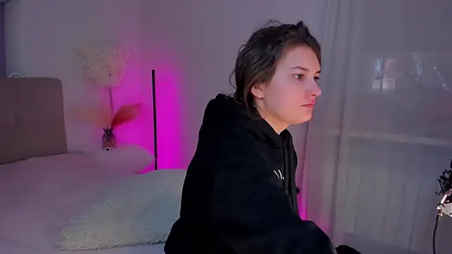 Laura Leee online show from March 21, 2025, 6:27 am