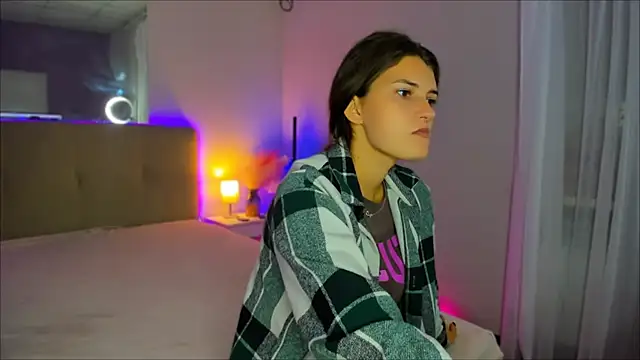 Laura Leee online show from September 23, 2025, 5:32 am