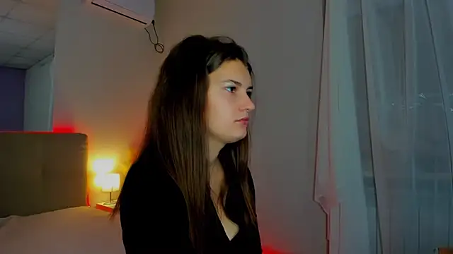 Laura Leee online show from October 5, 2025, 5:17 am