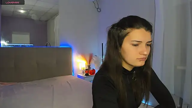 Laura Leee online show from October 21, 2025, 5:19 am