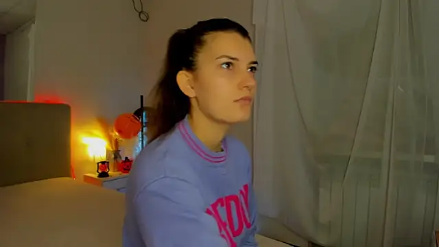 Laura Leee online show from October 30, 2025, 6:15 am