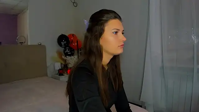 Laura Leee online show from November 2, 2025, 6:05 am