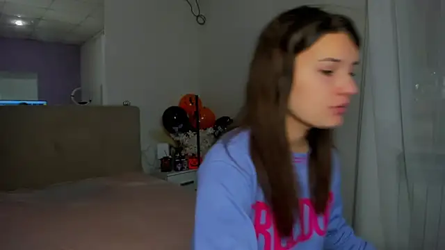 Laura Leee online show from November 5, 2025, 6:02 am