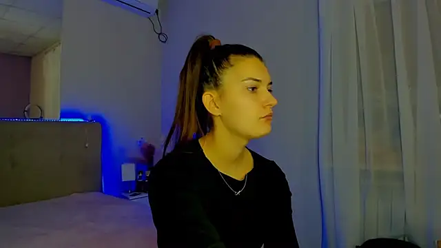 Laura Leee online show from November 17, 2025, 6:19 am