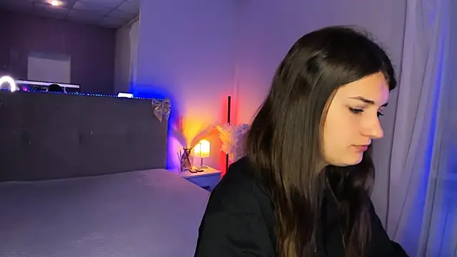 Laura Leee online show from July 4, 2026, 5:02 am