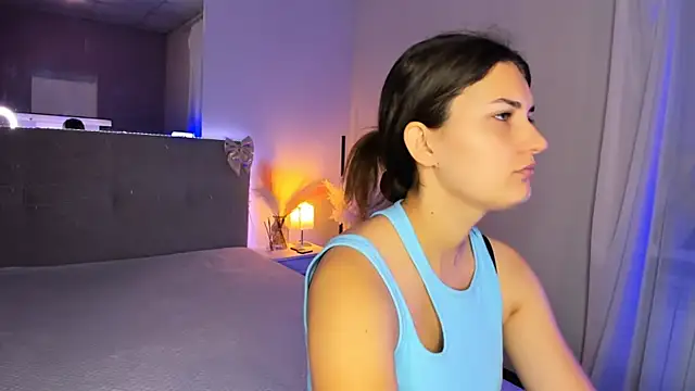 Laura Leee online show from July 5, 2026, 5:03 am