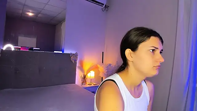 Laura Leee online show from July 7, 2026, 5:10 am
