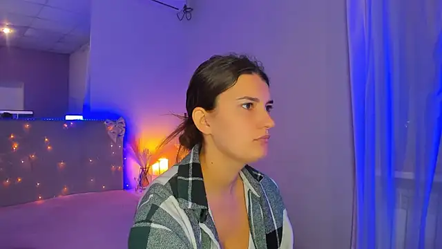Laura Leee online show from July 26, 2026, 5:26 am