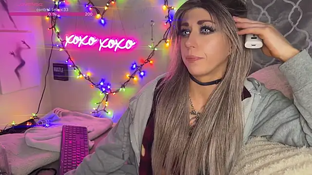 Snapshot of VeronicaRonnieTaylor chatting on December 2, 2025, 9:32 pm VeronicaRonnieTaylor online show from December 2, 2025, 9:32 pm