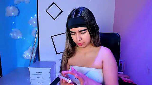 NahomiConnor  online show from September 19, 2025, 1:12 pm