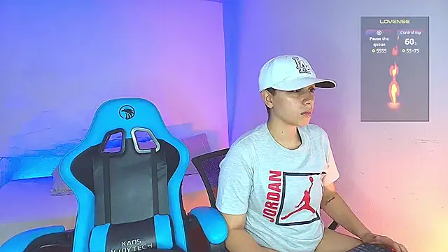 Snapshot of aron_wi chatting on December 22, 2024, 1:45 am aron wi online show from December 22, 2024, 1:45 am