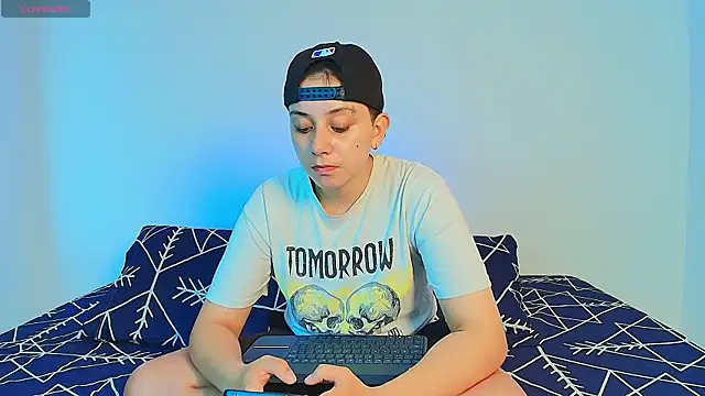 Snapshot of aron_wi chatting on March 3, 2025, 12:05 pm aron wi online show from March 3, 2025, 12:05 pm