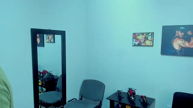 Snapshot of SamirHazard97 chatting on January 4, 2025, 9:52 pm SamirHazard97 online show from January 4, 2025, 9:52 pm