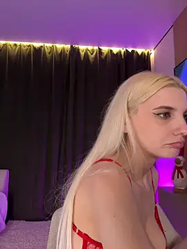 Snapshot of LoveLuna_ chatting on May 11, 2026, 9:34 pm LoveLuna online show from May 11, 2026, 9:34 pm
