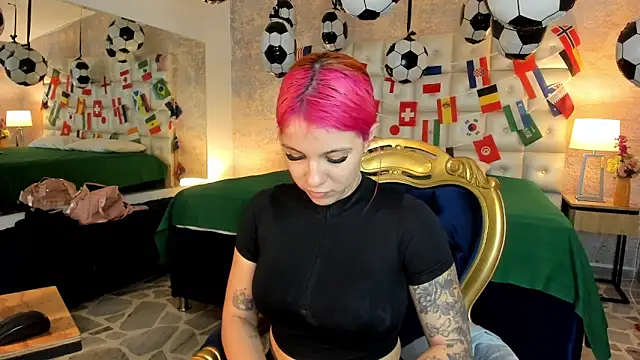 MelaniieRoux online show from June 14, 2026, 7:38 pm