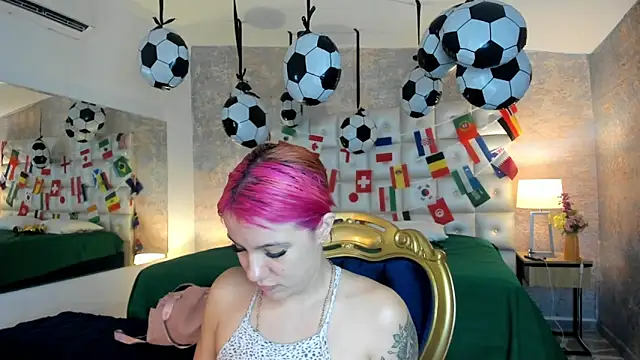 MelaniieRoux online show from June 15, 2026, 7:38 pm