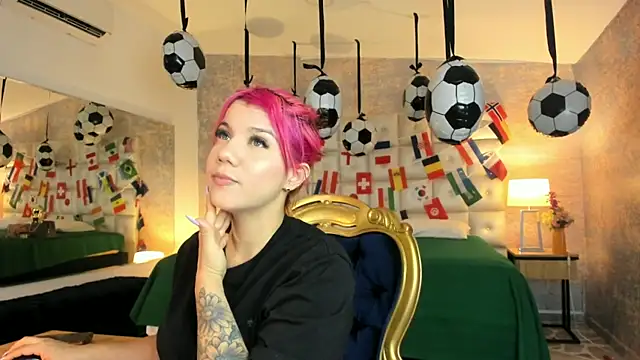 MelaniieRoux online show from June 16, 2026, 7:38 pm
