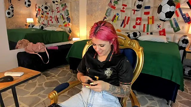 Snapshot of MelaniieRoux chatting on July 2, 2026, 5:08 pm MelaniieRoux online show from July 2, 2026, 5:08 pm