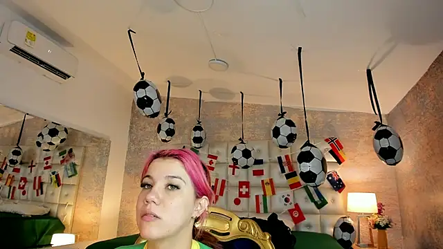 Snapshot of MelaniieRoux chatting on July 5, 2026, 2:57 pm MelaniieRoux online show from July 5, 2026, 2:57 pm