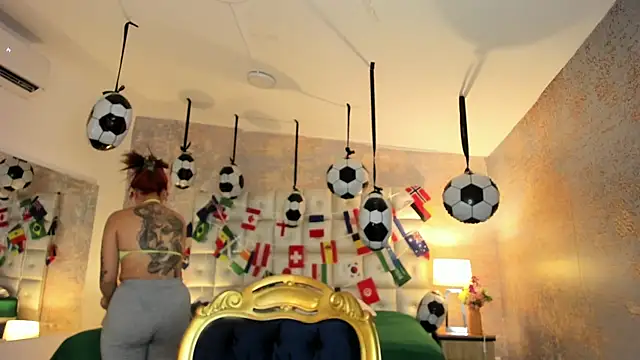 Snapshot of MelaniieRoux chatting on July 17, 2026, 7:41 pm MelaniieRoux online show from July 17, 2026, 7:41 pm