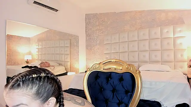 Snapshot of MelaniieRoux chatting on August 1, 2026, 7:46 pm MelaniieRoux online show from August 1, 2026, 7:46 pm