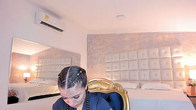 Snapshot of MelaniieRoux chatting on August 2, 2026, 12:14 pm MelaniieRoux online show from August 2, 2026, 12:14 pm
