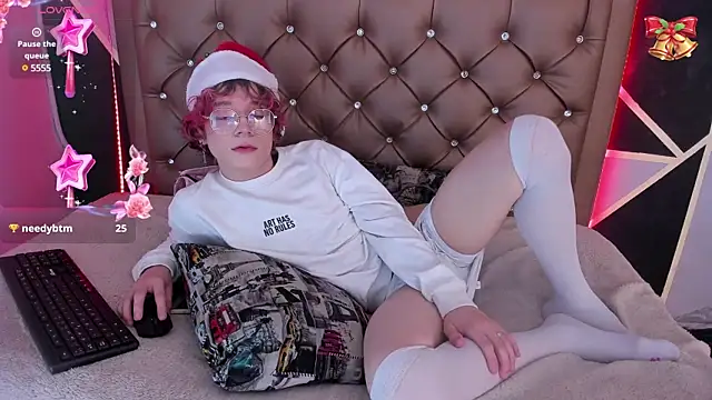 Snapshot of Max_lover1 chatting on December 24, 2024, 6:28 pm Max lover1 online show from December 24, 2024, 6:28 pm