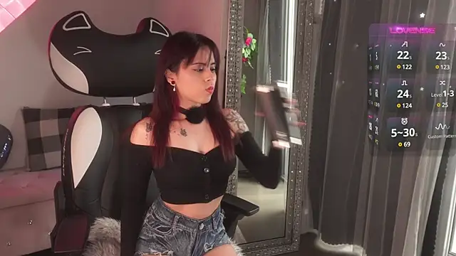 Mysticxkitty online show from February 3, 2025, 4:41 pm