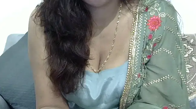 Snapshot of mishi_kaur chatting on December 5, 2024, 12:19 am mishi kaur online show from December 5, 2024, 12:19 am