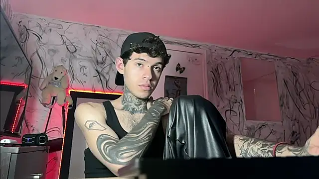 Snapshot of Saturno_v chatting on February 7, 2025, 10:20 pm Saturno v online show from February 7, 2025, 10:20 pm