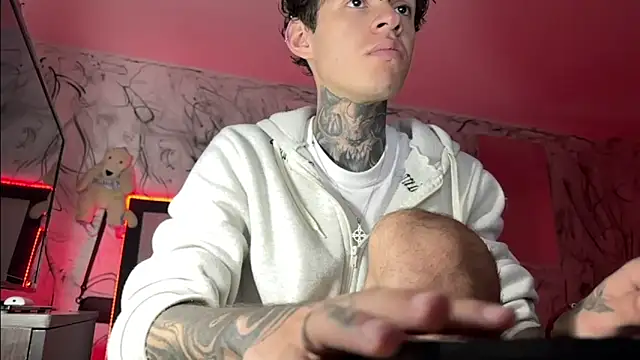 Snapshot of Saturno_v chatting on February 11, 2025, 8:20 pm Saturno v online show from February 11, 2025, 8:20 pm