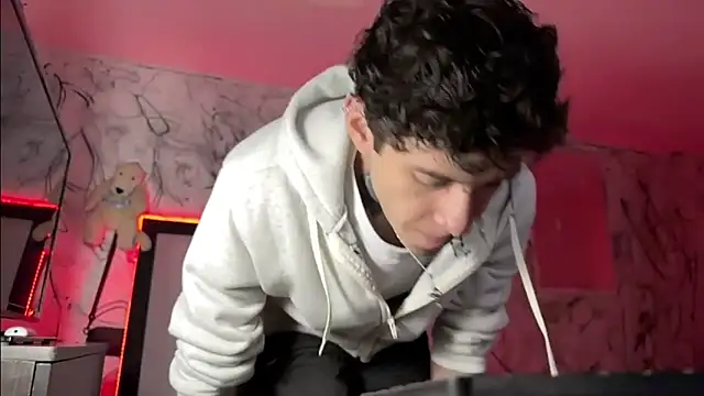 Snapshot of Saturno_v chatting on February 14, 2025, 11:21 am Saturno v online show from February 14, 2025, 11:21 am