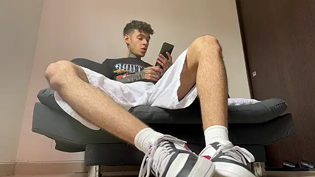 Snapshot of Saturno_v chatting on March 10, 2025, 6:12 pm Saturno v online show from March 10, 2025, 6:12 pm