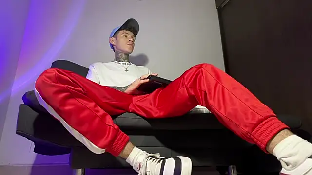 Snapshot of Saturno_v chatting on March 12, 2025, 12:10 am Saturno v online show from March 12, 2025, 12:10 am