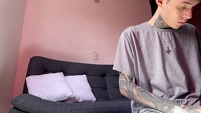 Snapshot of Saturno_v chatting on March 13, 2025, 7:06 pm Saturno v online show from March 13, 2025, 7:06 pm