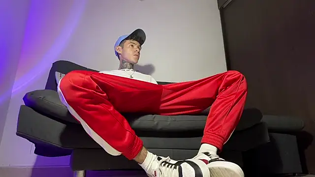 Snapshot of Saturno_v chatting on March 14, 2025, 5:05 am Saturno v online show from March 14, 2025, 5:05 am