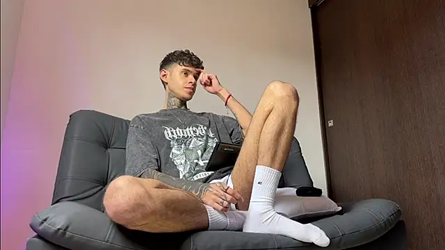 Snapshot of Saturno_v chatting on March 17, 2025, 10:49 am Saturno v online show from March 17, 2025, 10:49 am