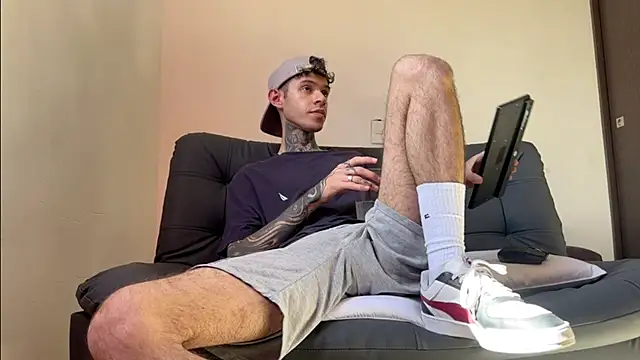 Snapshot of Saturno_v chatting on March 22, 2025, 5:17 am Saturno v online show from March 22, 2025, 5:17 am