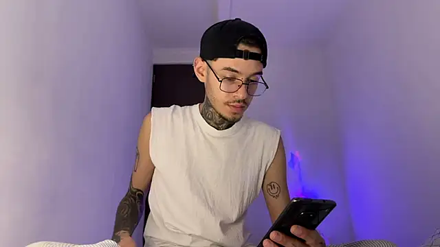 Snapshot of Saturno_v chatting on September 11, 2025, 12:44 am Saturno v online show from September 11, 2025, 12:44 am