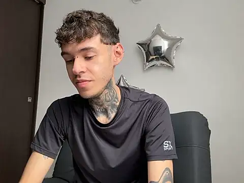 Snapshot of Saturno_v chatting on September 15, 2025, 8:42 pm Saturno v online show from September 15, 2025, 8:42 pm