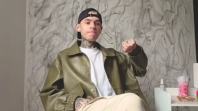 Snapshot of Saturno_v chatting on October 14, 2025, 1:23 pm Saturno v online show from October 14, 2025, 1:23 pm